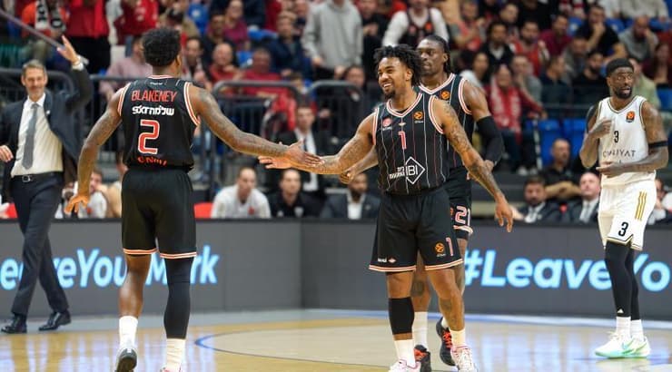 שחקני הפועל תל אביב מאושרים בסיום