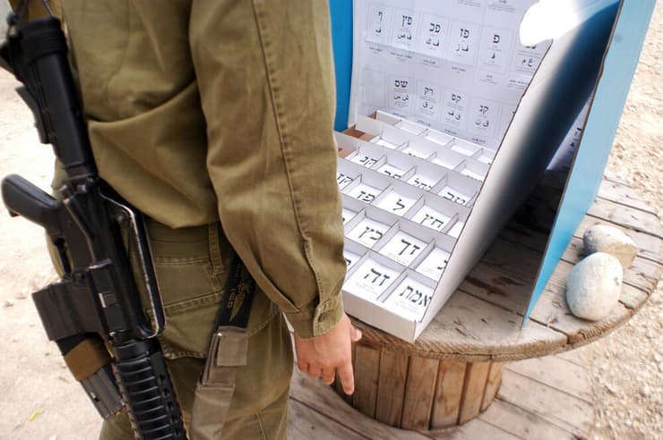 חייל צה"ל מצביע בקלפי