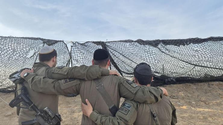 מימין: סמל י', סמל מ' וסמל א', ברצועת עזה