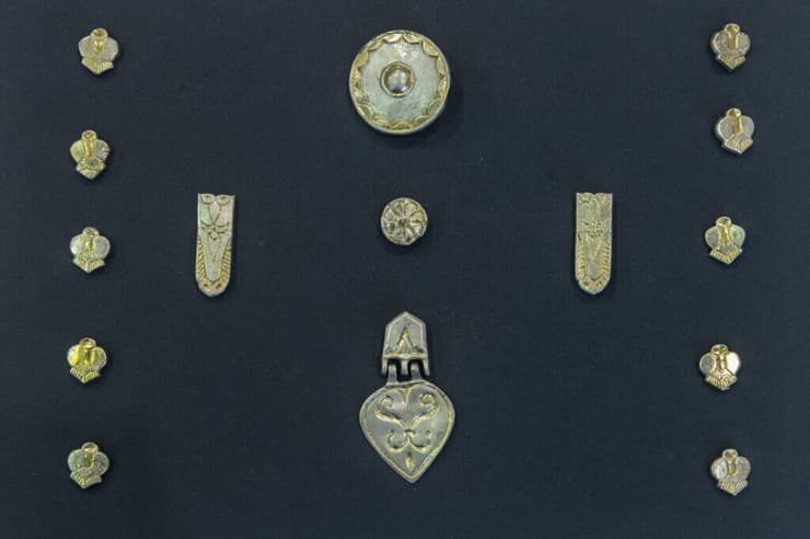 אבזמי חגורות כסף מוזהב מקברי הלוחמים בהונגריה (צילום: MTI/Ujvári Sándor) אבזמי חגורות כסף מוזהב מקברי הלוחמים בהונגריה