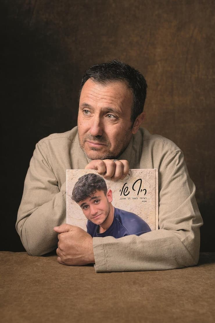 אבי הרוש עם תמונת בנו, ריף הרוש ז"ל