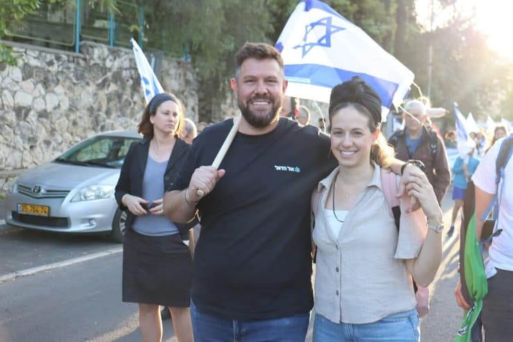 יצחקי גליק, ממייסדי ארגון "אל הדגל"