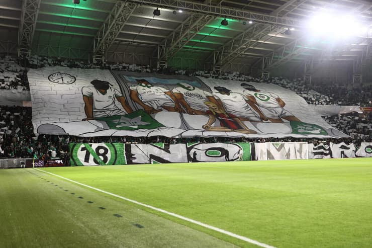 דגל הפריסה המקומם של אוהדי מכבי חיפה (צילום: גיל נחושתן) דגל הפריסה של אוהדי מכבי חיפה