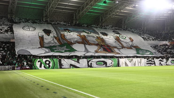 דגל הפריסה של אוהדי מכבי חיפה 