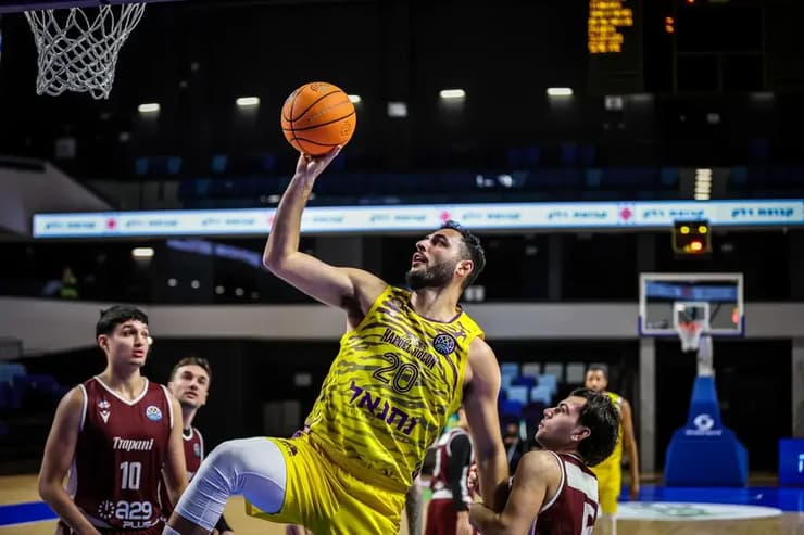 זלמנסון מול טרפאני, בדקות הספורות שכן שוחק המשחק (צילום: אתר FIBA) זלמנסון