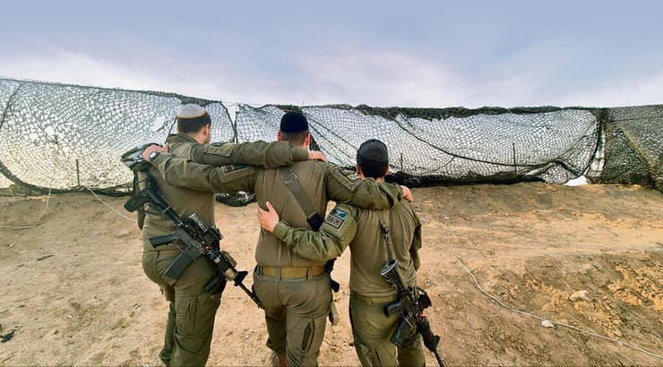 "ההורים שמחים שאני בנצח יהודה". מימין: י', מ' ו־א', ברצועת עזה, אתמול