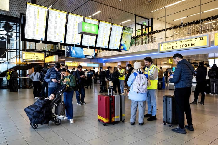 אירופה מזג אוויר גל קור הולנד אמסטרדם נוסעים בנמל התעופה סכיפהול