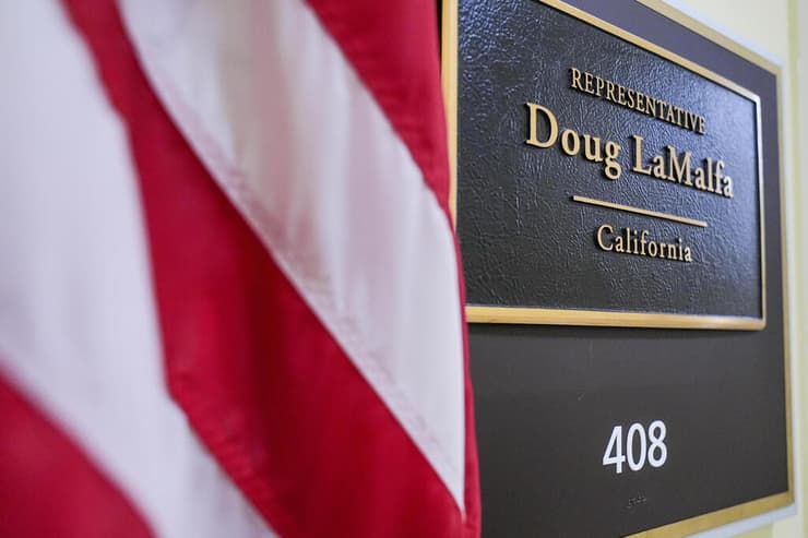 ארה"ב חבר קונגרס דאג לה מלפה לה-מלפה מת זו לשכתו בקפיטול אחרי מותו