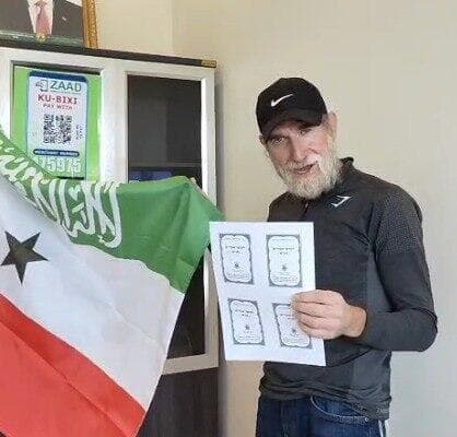 שליח חב"ד יענקי רובין עם ספר התניא בסומלילנד שליח חב"ד ינקי רובין עם ספר התניא בסומלילנד