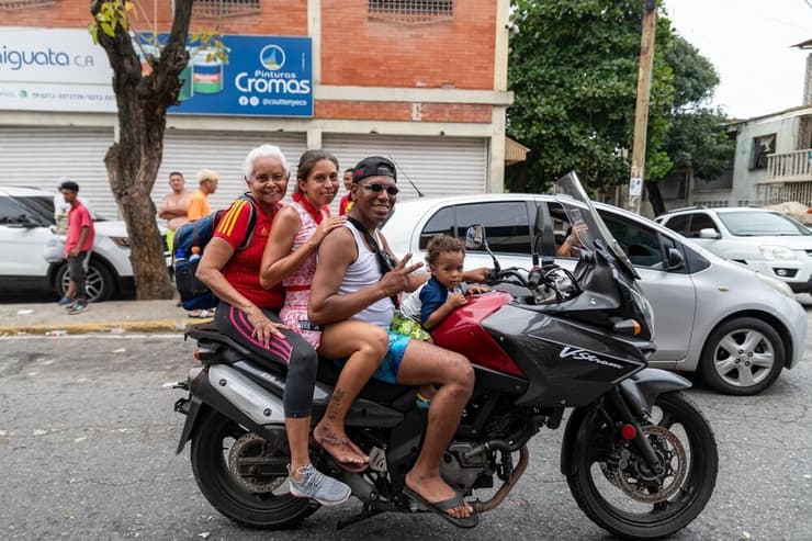״צמאים לפגוש תיירים״. ונצואלים