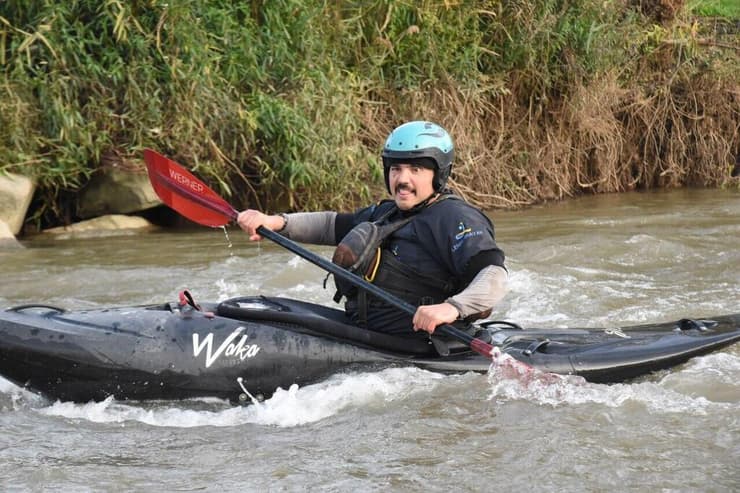 גלעד לחיאני פצוע האנוש ממלחמת לבנון השנייה התחיל להתאמן קבוע בשיט אתגרי והקים בית ספר ל שייט אתגרי מקום חוסן ל מפוני המלחמה