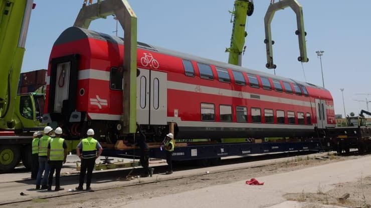 הרכבות החדשות שכוללות 12-10 קרונות (צילום: טל הפקת וידאו) הרכבות החדשות עם 12-10 קרונות