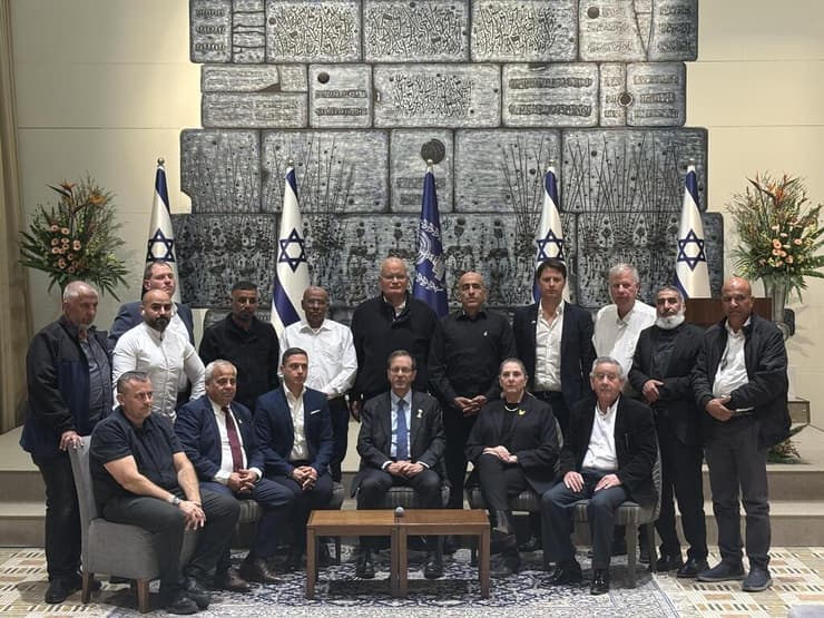 דיון החירום בבית הנשיא. "חשוב לחזק את המשילות - בלי ענישה קולקטיבית" (צילום: גיל יוחנן) דיון חירום עם ראשי רשויות יהודים וערבים מהנגב