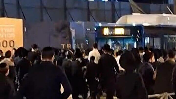 ההמון מקיף את האוטובוס - ברגעים שלפני הדריסה (צילום: יהודה אהרוני מ-14) תיעוד הדריסה בירושלים בה נהרג יוסף אייזנטל