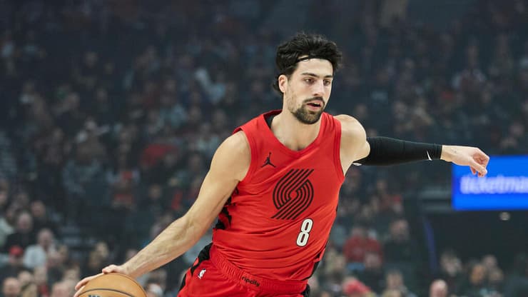 שחקן פורטלנד טרייל בלייזרס דני אבדיה מול שחקן לוס אנג'לס קליפרס ג'יימס הארדן