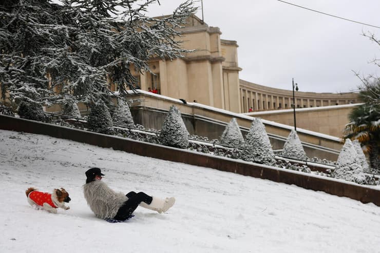 אירופה מזג אוויר גל קור צרפת אישה ו הכלב שלה גולשים במדרון ב גני הטרוקדרו פריז