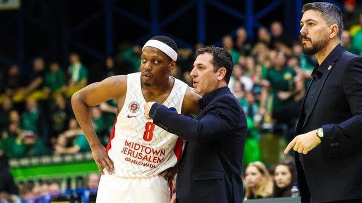 שחקן הפועל ירושלים  קסיוס ווינסטון עם יונתן אלון