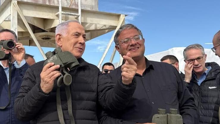 לפני כמה חודשים הם הצטלמו יחד. בן גביר ונתניהו, בינואר האחרון (צילום: דוברות ראש הממשלה) רה"מ נתניהו בתצפית רביבים בנגב ביחד עם השר לביטחון לאומי איתמר בן גביר וראש השב"כ דוד זיני