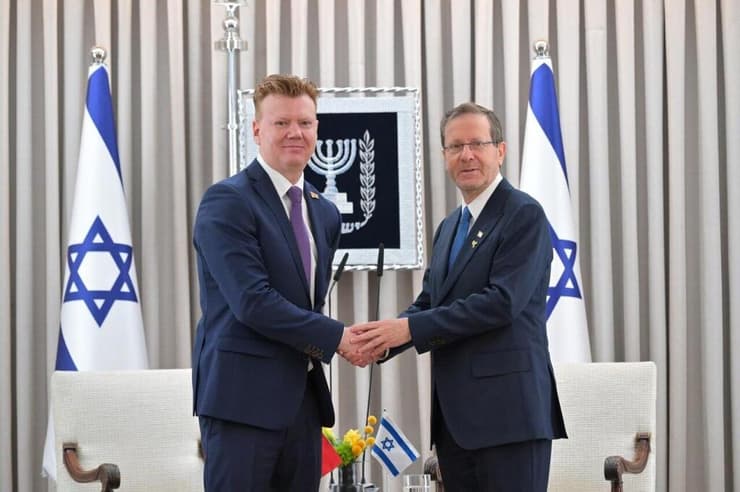 שגריר בלארוס בטקס הגשת כתב ההאמנה שלו לנשיא המדינה יצחק הרצוג (צילום: לע"מ) שגריר בלארוס בטקס הגשת כתב ההאמנה שלו לנשיא המדינה יצחק הרצוג