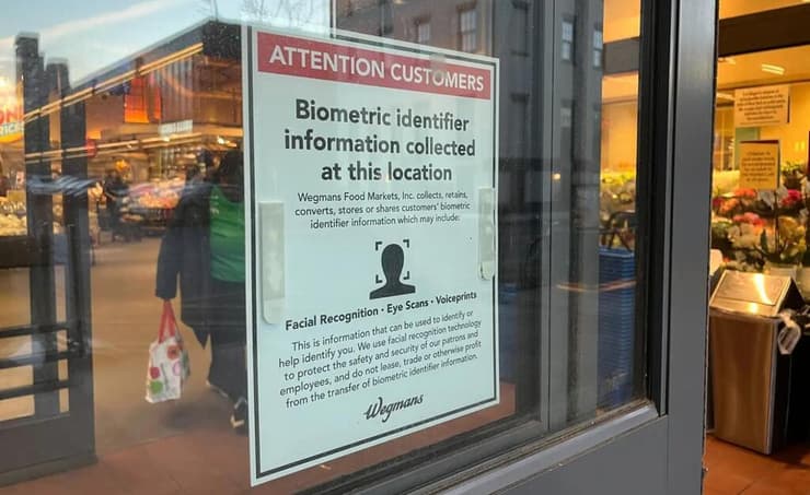 השלט בכניסה לסניף של ווגמנס 