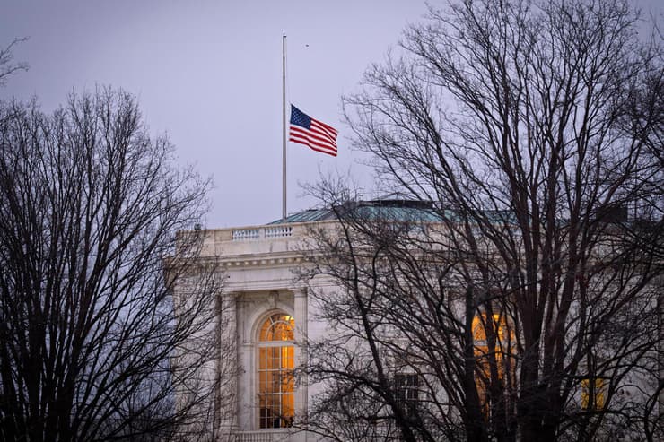 ארה"ב חבר קונגרס דאג לה מלפה לה-מלפה מת דגל ארה"ב בחצי התורן בבניין ב גבעת הקפיטול לכבודו