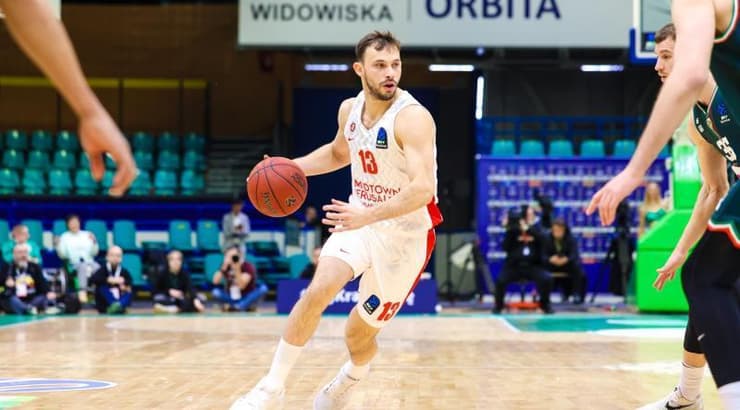 רועי הובר בדרך לסל