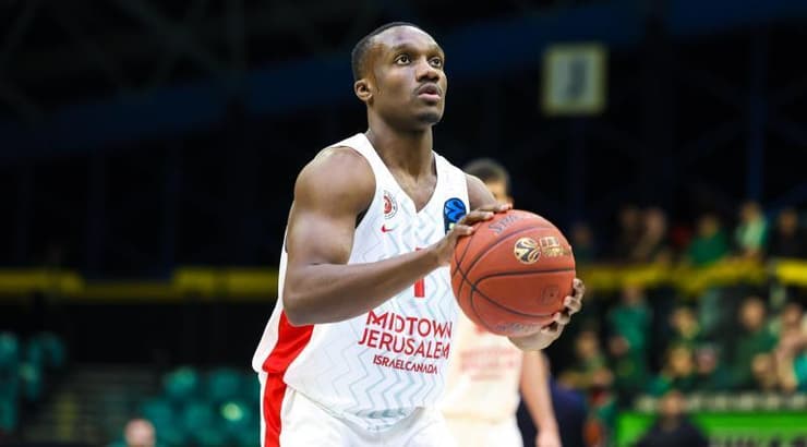 ג'ארד הארפר זורק עונשין