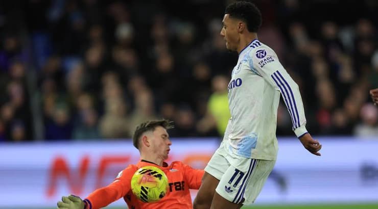 אולי ווטקינס נעצר אצל דין הנדרסון