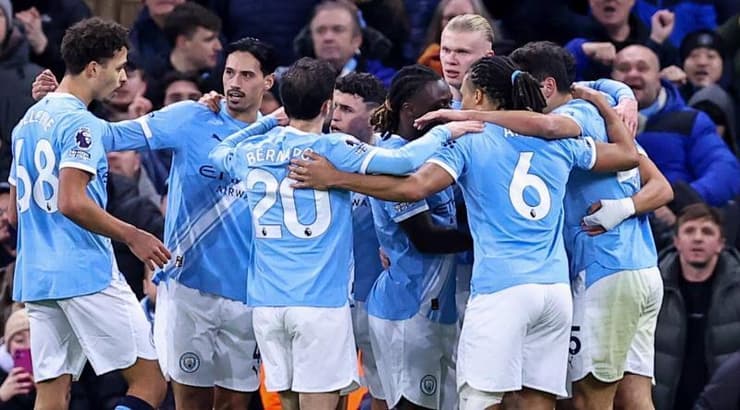 שחקני מנצ׳סטר סיטי חוגגים