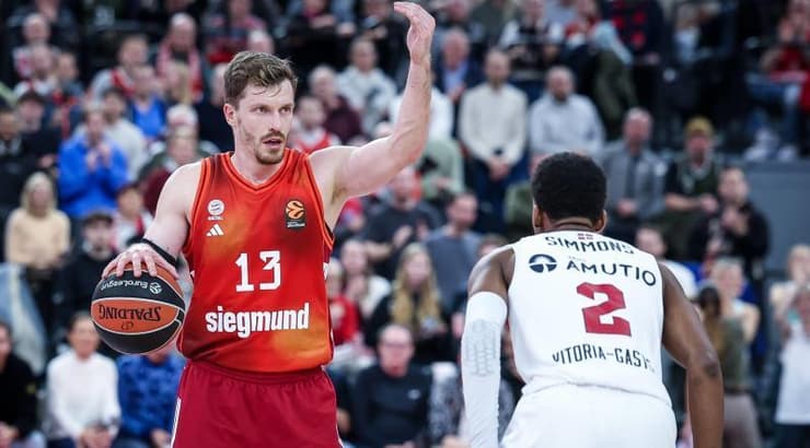 אנדראס אובסט עם הכדור (IMAGO) אנדראס אובסט עם הכדור