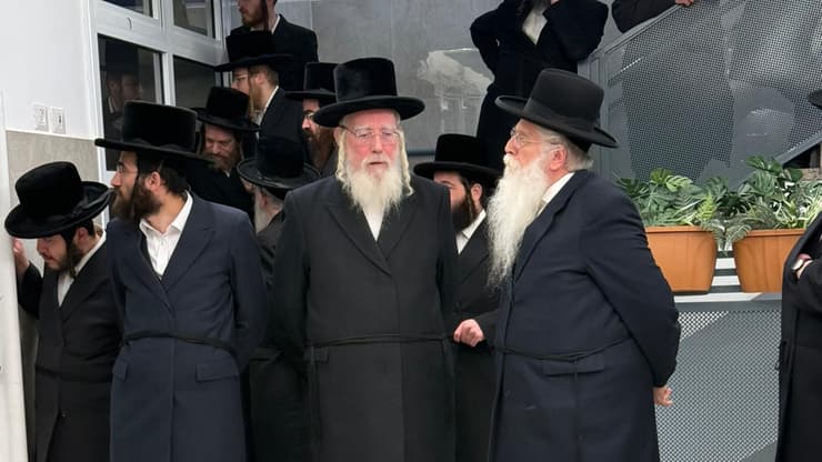 חברי הכנסת אייכלר ופרוש מחוץ לכינוס המועצה