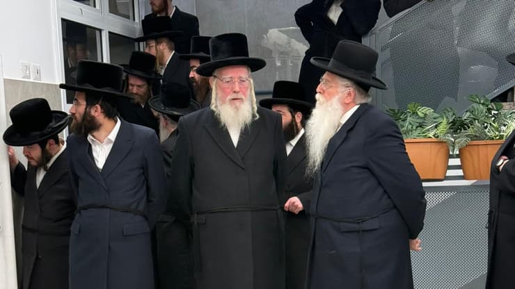 חברי הכנסת אייכלר ופרוש מחוץ לכינוס חברי הכנסת אייכלר ופרוש מחוץ לכינוס המועצה