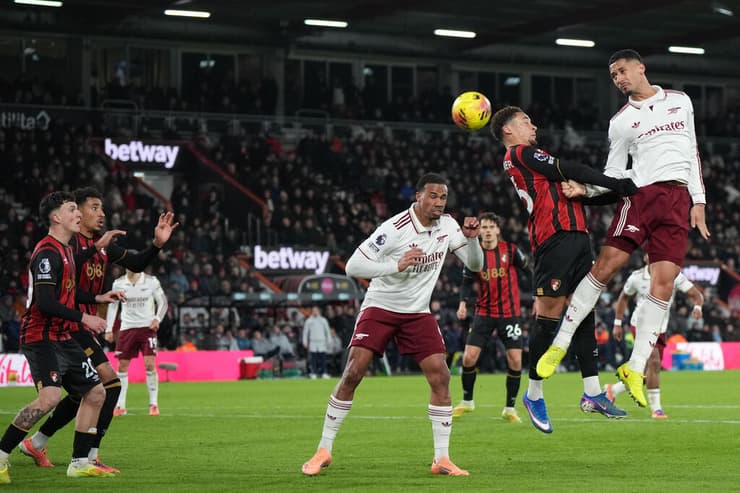 מוליכת הפרמייר ליג ארסנל במשחק חוץ נגד בורנמות', בשבת