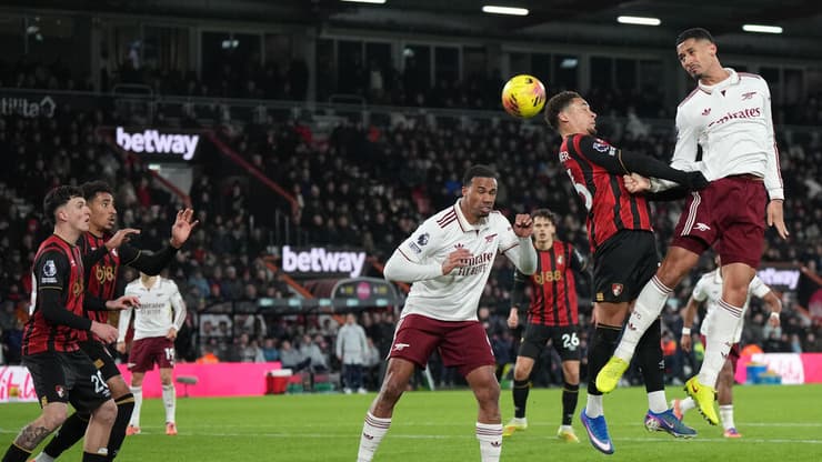 מוליכת הפרמייר ליג ארסנל במשחק חוץ נגד בורנמות', בשבת (צילום: AP Photo/Alastair Grant) מוליכת הפרמייר ליג ארסנל במשחק חוץ נגד בורנמות', בשבת