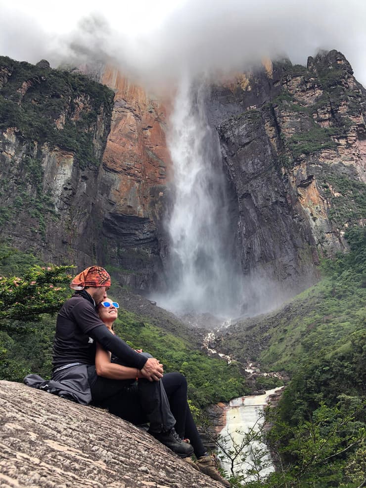 זוג מטיילים למרגלות מפל אנג׳ל 