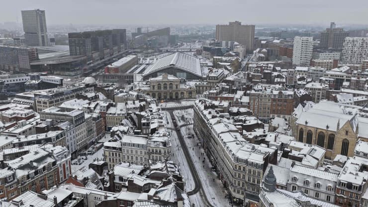 אירופה מושלגת. ליל, צרפת (צילום: Anthony Brzeski / AFP) אירופה מזג אוויר גל קור צרפת שלג ליל