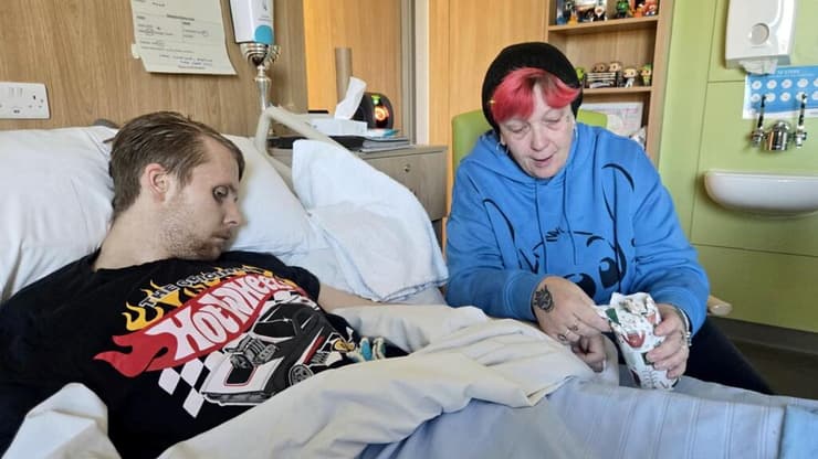 אנדרה ירהאם עם אמו, סמנתה פיירביירן (צילום: מתוך הרשתות החברתיות) אנדרה ירהאם מת מדמנציה בגיל 24. בתמונה, עם אמו