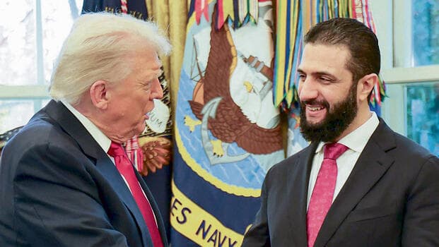 שולט בלא יותר מ-60% משטחה של סוריה. א-שרע עם טראמפ בבית הלבן, נובמבר האחרון (HANDOUT, AFP) שולט בלא יותר מ־60 אחוז משטחה של סוריה. א־שרע עם הנשיא טראמפ בבית הלבן, נובמבר 2025