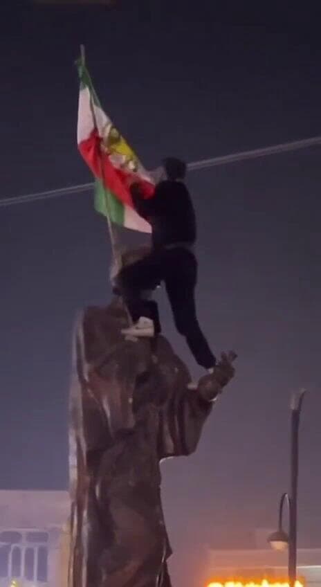 מתחילים להניף את הדגל של לפני המהפיכה באיראן