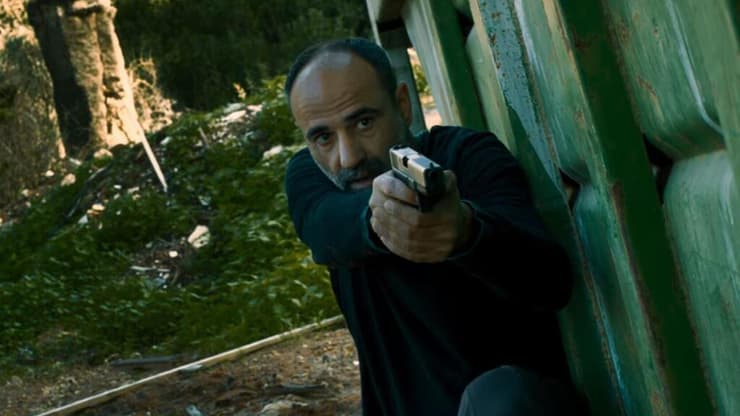 גם שחקנים עם כישרון לא ייצאו טוב מהסיפור הזה. מתוך "12 שעות באוקטובר" (צילום מסך, אפל TV פלוס) מתוך "12 שעות באוקטובר"