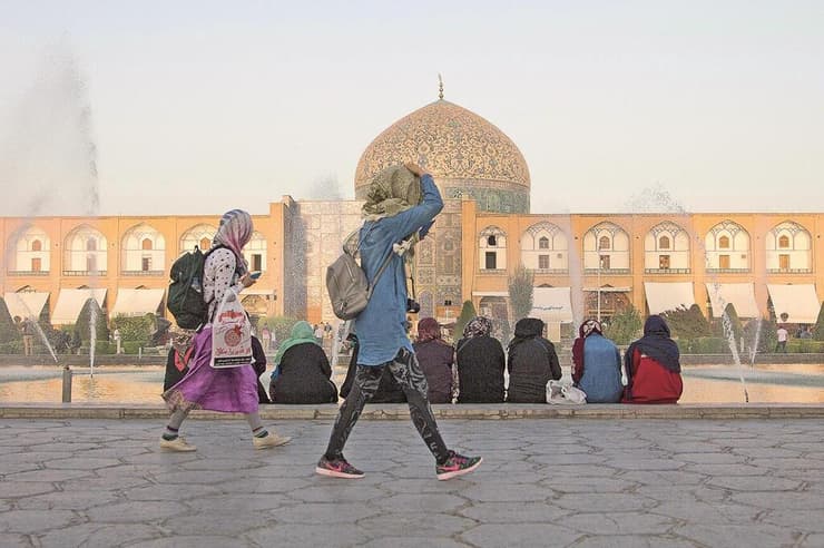 נשים איראניות בכיכר עירונית במרכז העיר אספהאן