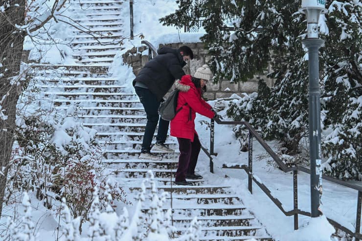 מזג אוויר גל קור אירופה הונגריה בודפשט נאחזים במעקה לא להחליק