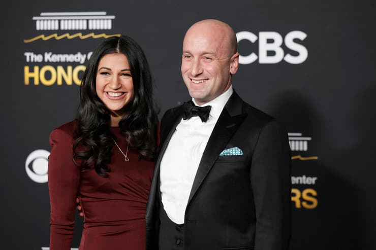 מאמין באימפריאליזם שעבר מהעולם. מילר עם אשתו קייטי (צילום: REUTERS/Jeenah Moon) ארה"ב סטיבן מילר יועצו של דונלד טראמפ כאן עם רעייתו קייטי מילר