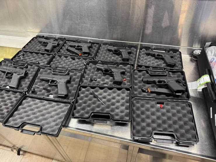 האקדחים שנתפסו בניסיון ההברחה בנתב"ג (צילום: דוברות המשטרה) האקדחים שנתפסו בניסיון ההברחה בנתב"ג