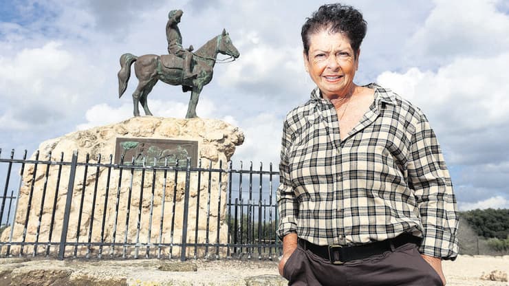 טלי זייד רווה, עם הפסל של סבה