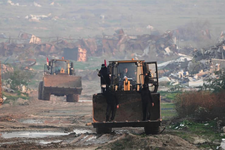 חמושי חמאס על טרקטור בשכונת זייתון בעזה, במסגרת חיפושים אתמול אחר החלל החטוף רן גואילי ז"ל (צילום: AP Photo/Abdel Kareem Hana) חיפושים אחר החטוף רן גואילי בשכונת זייתון בעזה