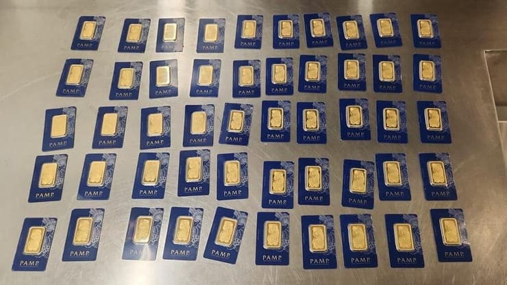 מטילי הזהב שהוברחו (צילום: דוברות המשטרה ) תושב מזרח ירושלים נתפס מנסה להבריח 2 ק״ג מטילי זהב בטיסה שנחתה מדובאי