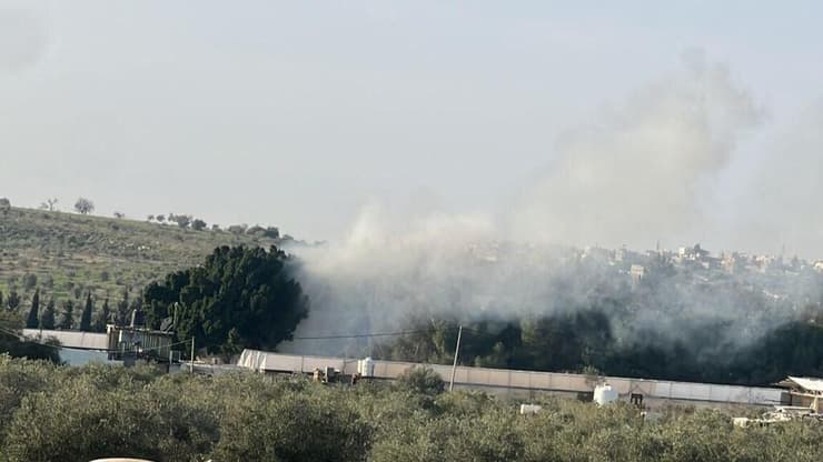 העשן בזירת שריפת הרכב רעולי פנים שרפו רכב עם פלסטינים בתוכו