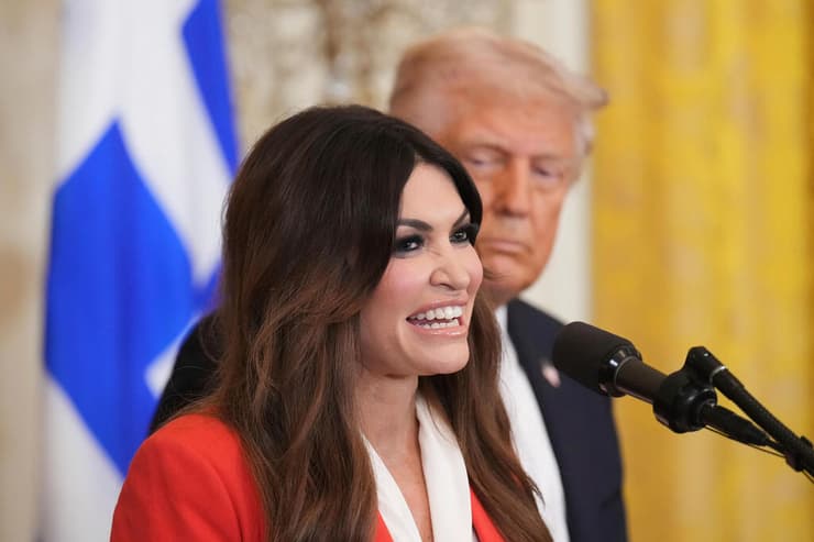 טראמפ מביט בגילפויל. "שגרירה אמורה לקבל על חשבון הבית" (צילום: Jacquelyn Martin\AP) קימברלי גילפויל