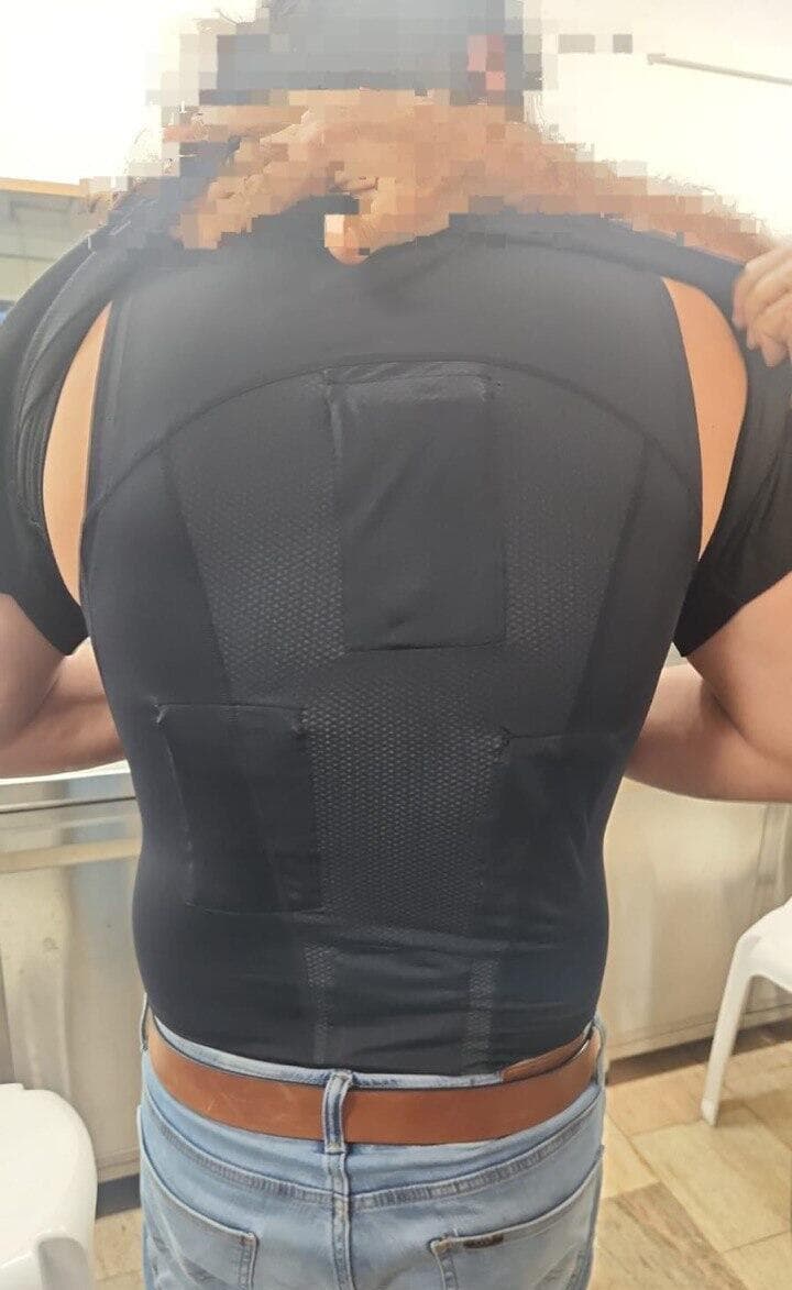 השכפ"ץ שנתפס על תושב מזרח ירושלים שהבריח מטילי זהב (צילום: דוברות המשטרה ) תושב מזרח ירושלים נתפס מנסה להבריח 2 ק״ג מטילי זהב בטיסה שנחתה מדובאי